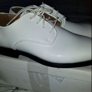 White dress shoe / Sz 6 Mens